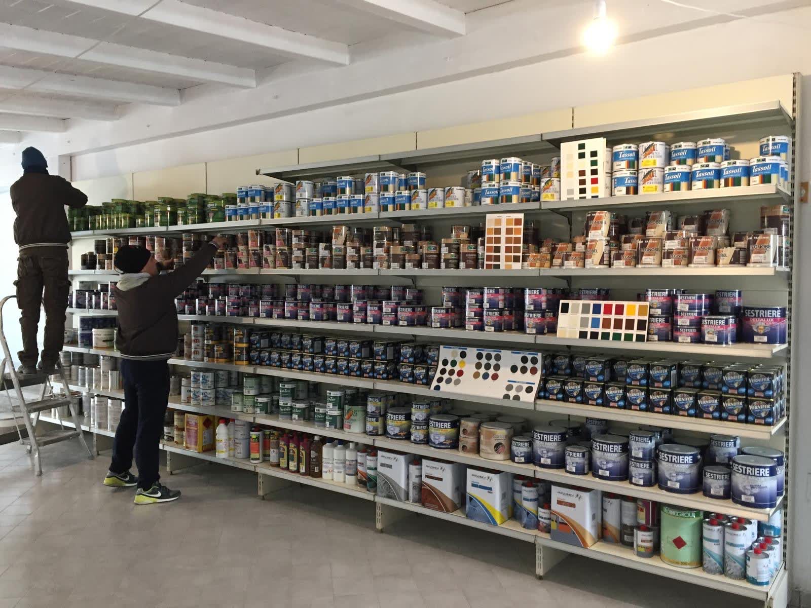 Scaffali del colorificio con vernici Sayerlack e Sestriere