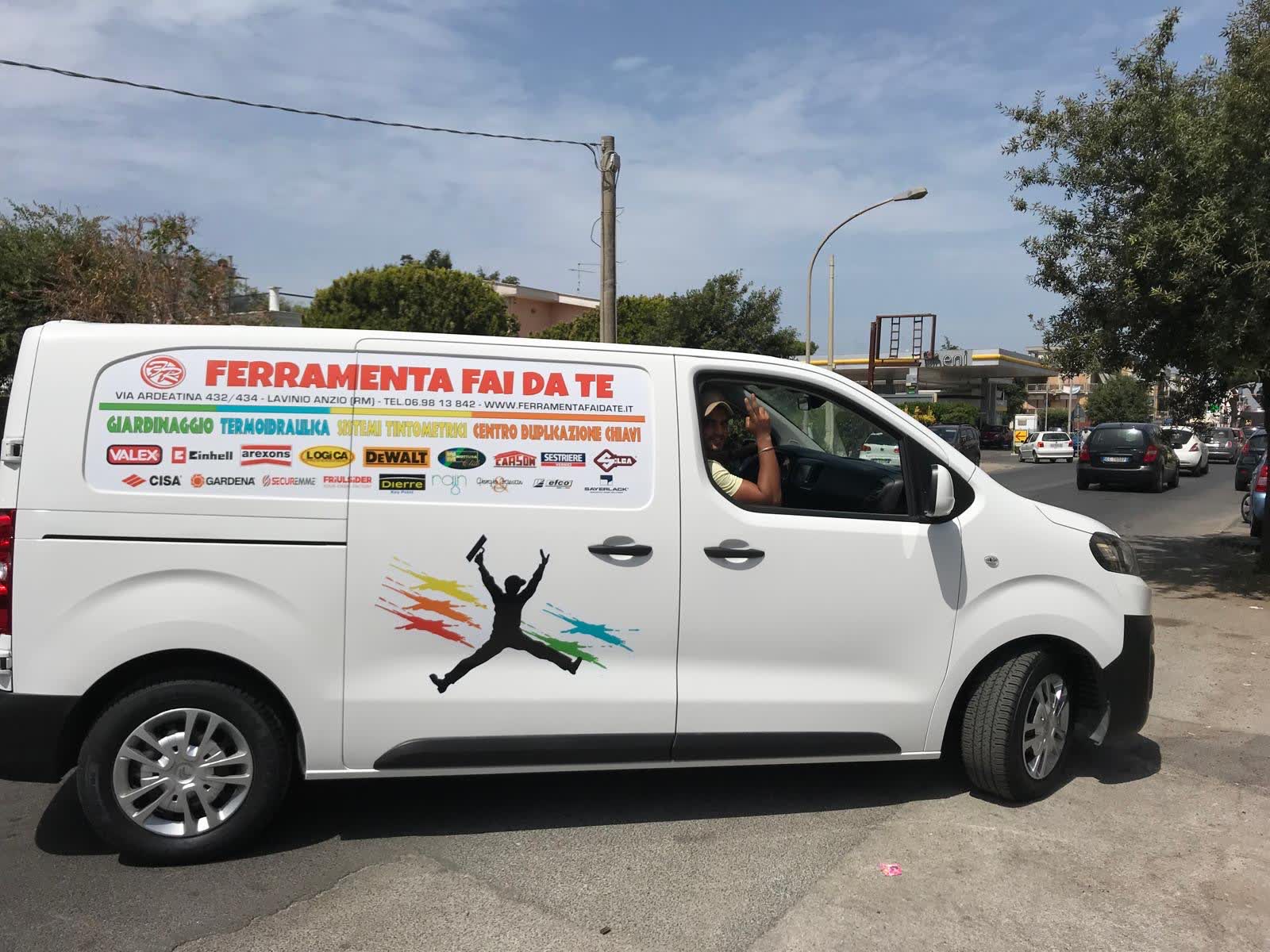 Il furgone Ferramenta Fai Da Te per consegne e interventi