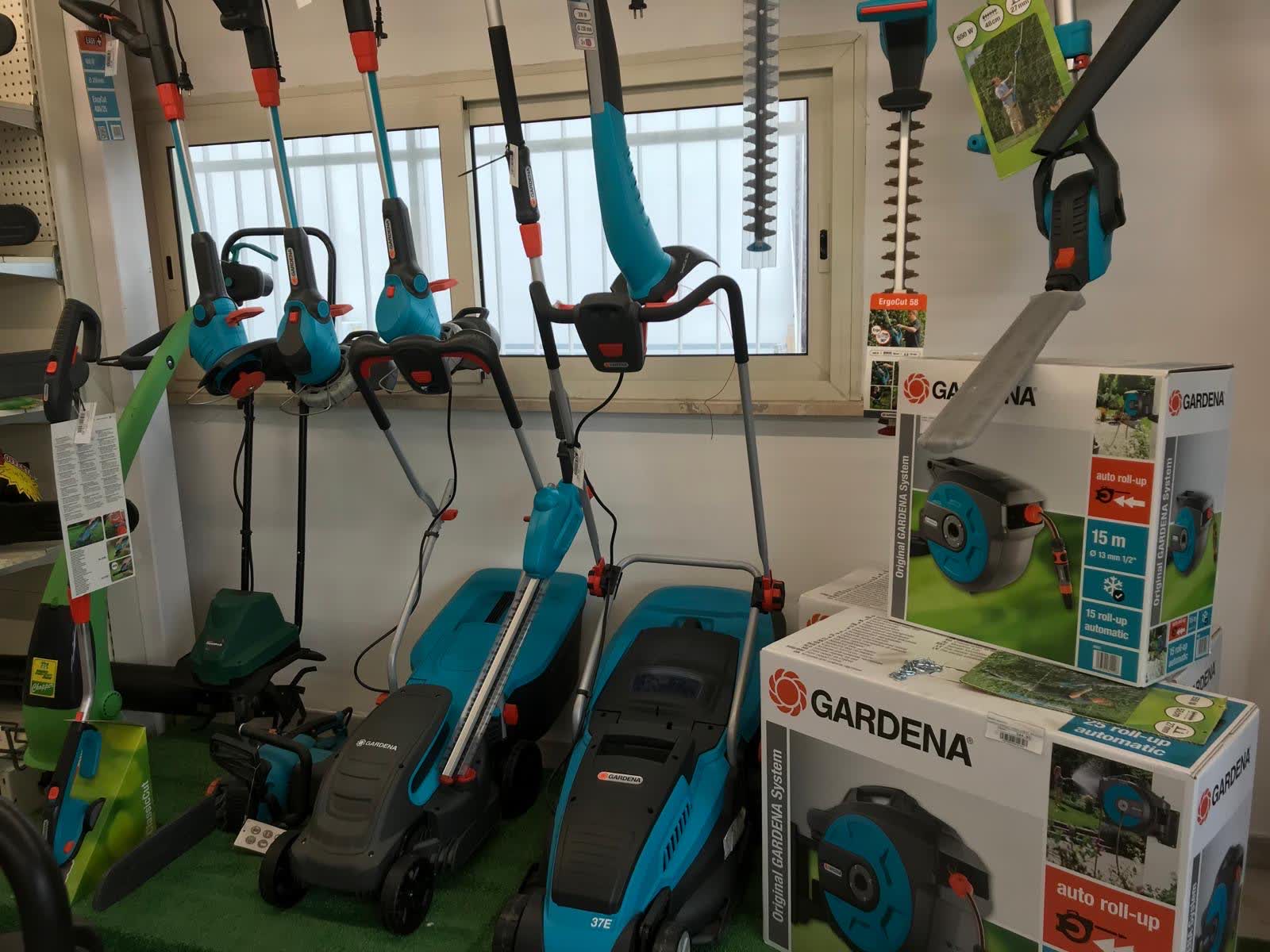 Angolo Gardena con avvolgitubo e attrezzi da giardino