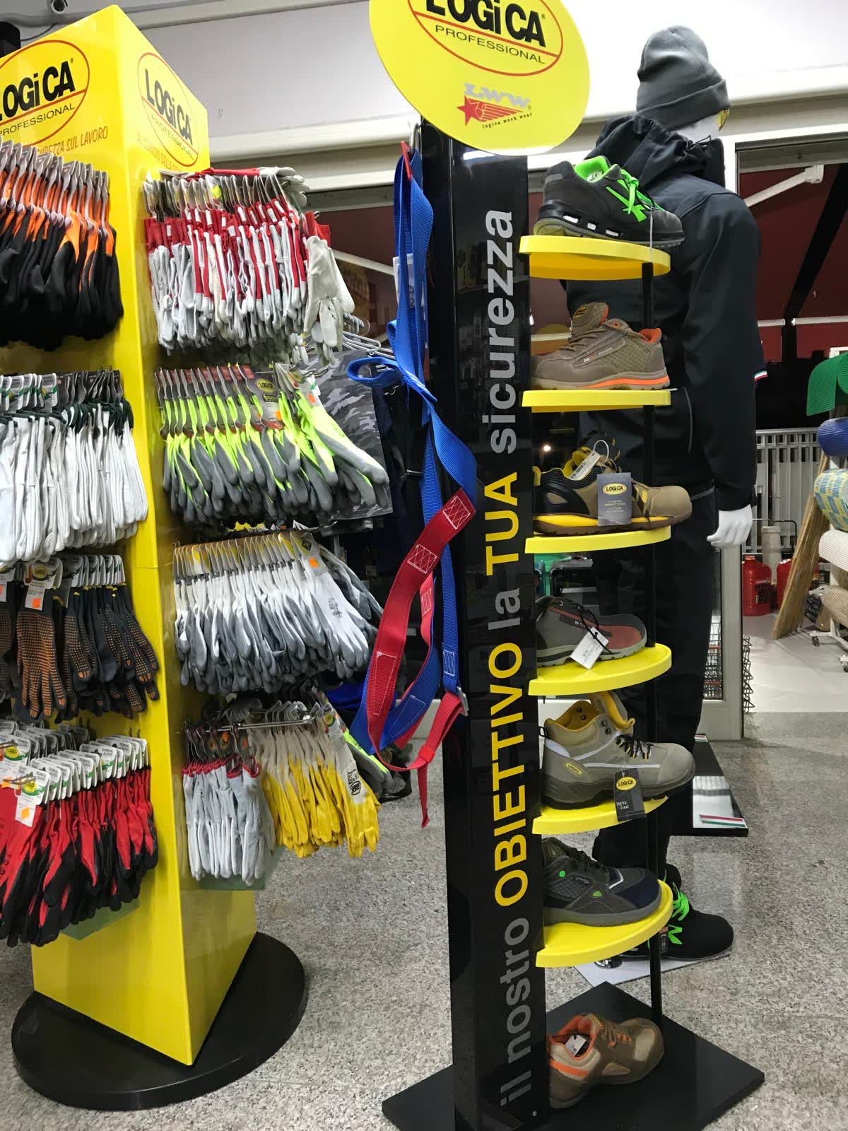 Guanti da lavoro e scarpe antinfortunistiche