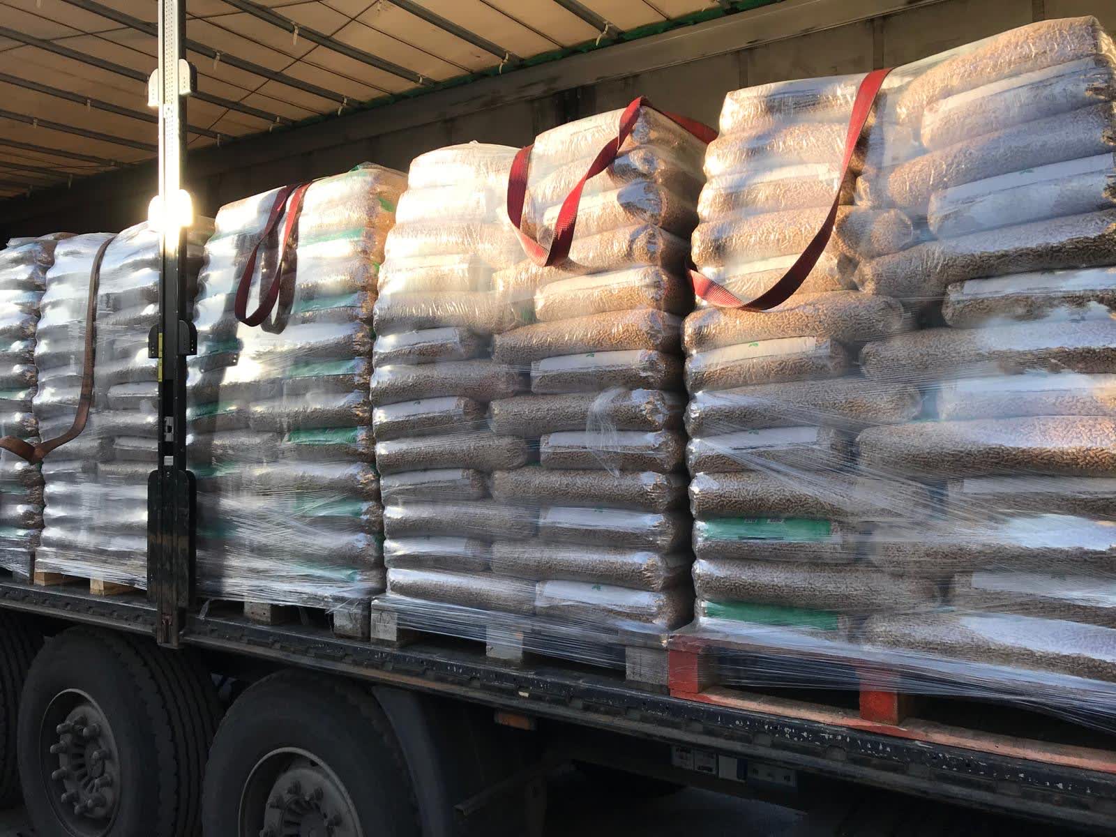 Camion di bancali di pellet in arrivo
