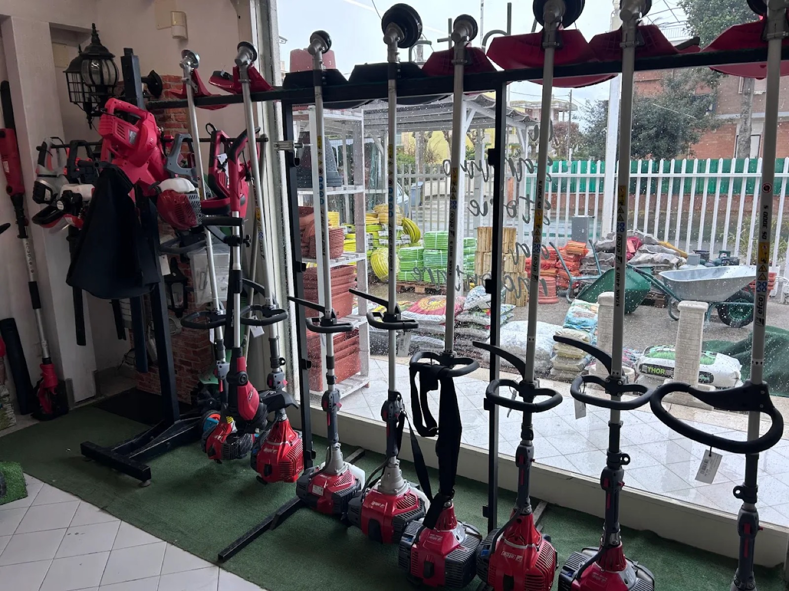 Reparto giardino con decespugliatori