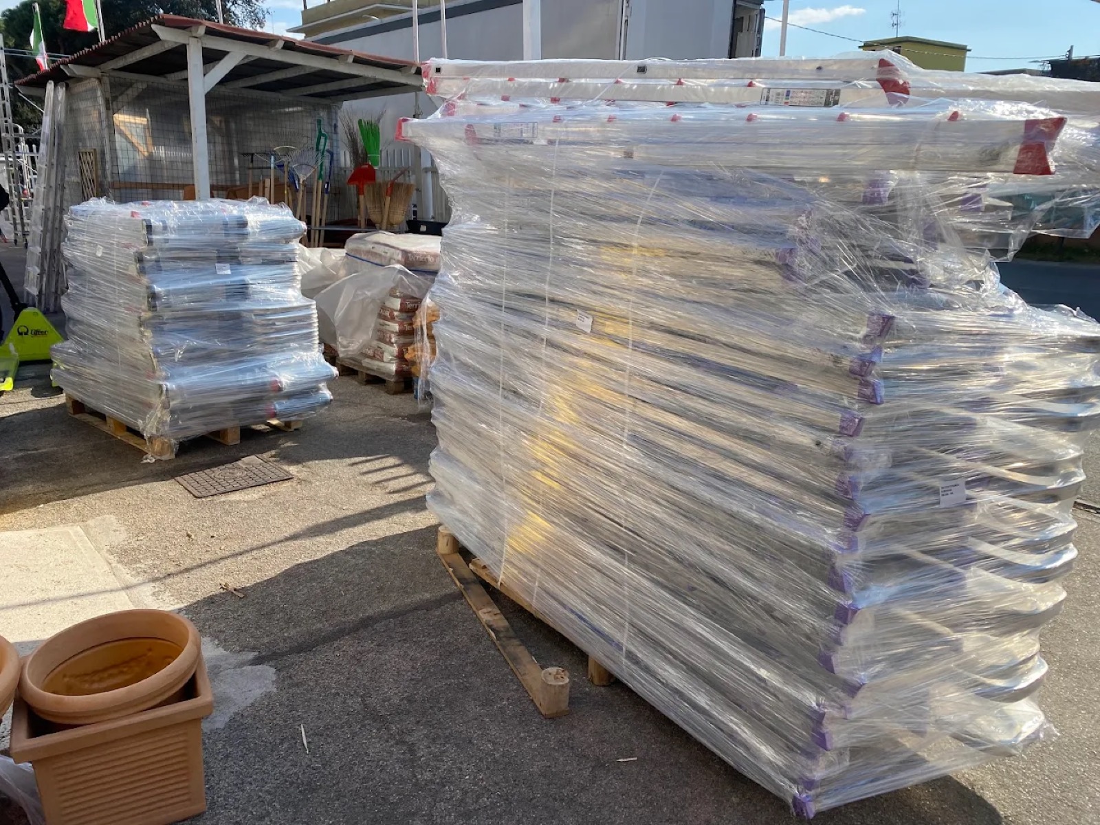 Materiale e scorte da esterno nel piazzale del negozio