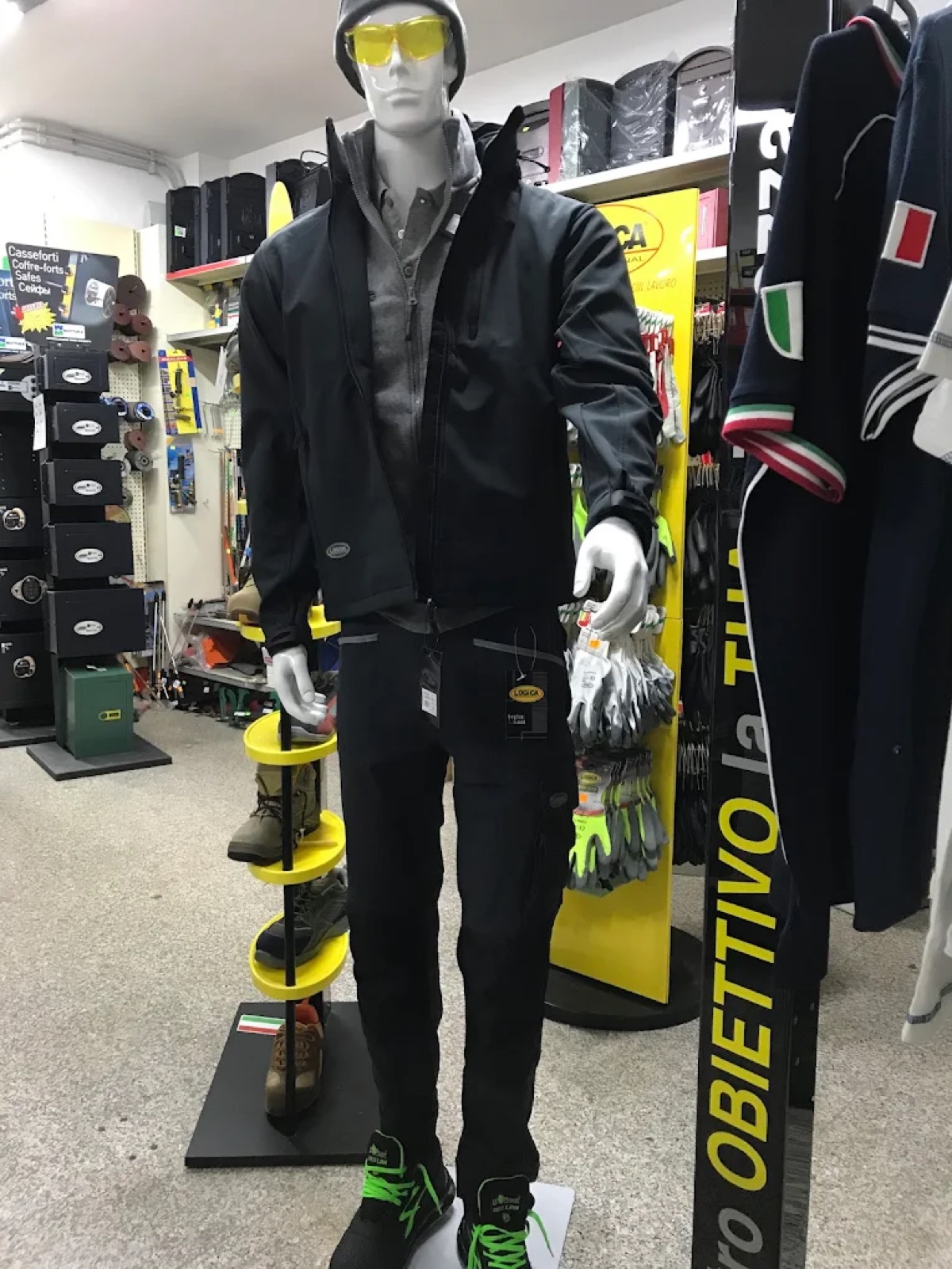 Abbigliamento da lavoro esposto in negozio